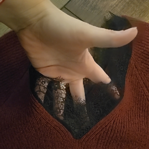 Elegant Burgundy V-Neck Sweater with Lace Trim - Picture 3 of 7